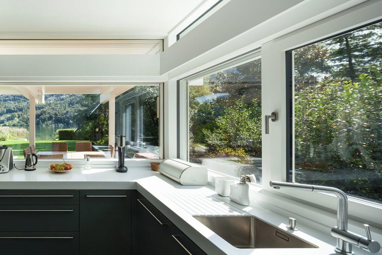 Interior da cozinha com janelas MultiWindows