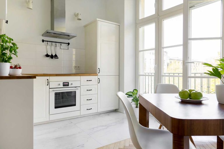 Interior da cozinha com caixilharia em PVC MultiWindows.
